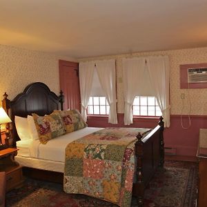 Deluxe Queen Room One Queen Bed